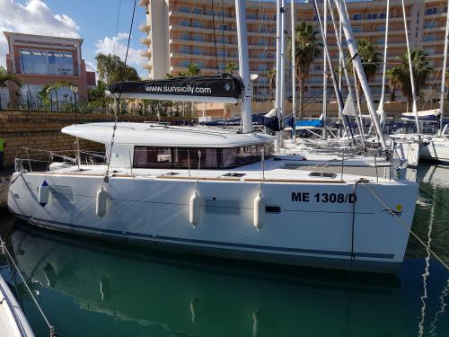 Cat Lagoon 400 S2 for charter in Marina di Portorosa Cat Lagoon 400 S2 for charter in Marina di Portorosa