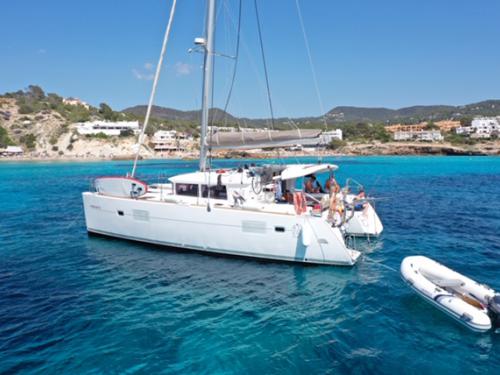 Cat Lagoon 400 S2 for hire in Alimos Marina Kalamaki