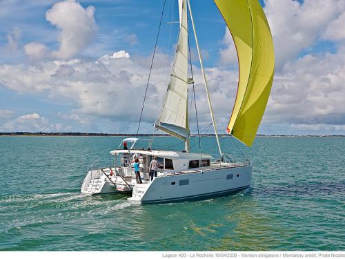 Katamaran Lagoon 400 S2 chartern in Marina Solila
