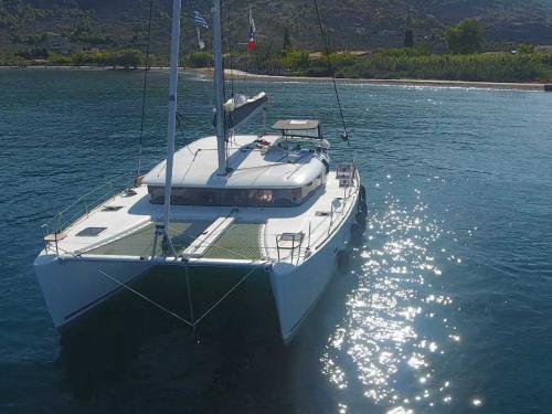 Cat Lagoon 400 S2 for hire in Preveza Marina