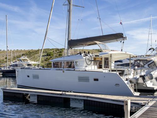 Cat Lagoon 400 S2 for rent in Marina Kremik