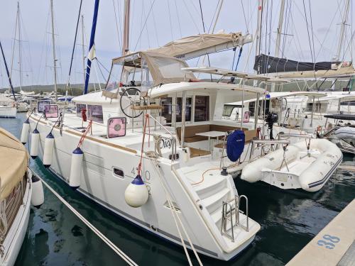 Katamaran Lagoon 400 S2 chartern in Marina Dalmacija