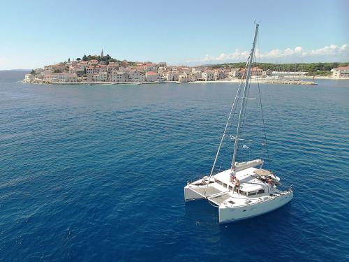 Catamaran Lagoon 400 S2 for rent in Marina Mandalina
