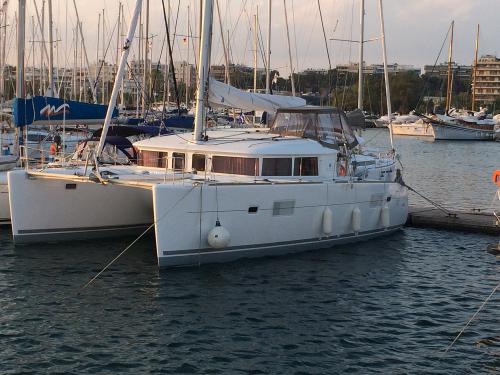 Catamaran Lagoon 400 S2 for charter in Alimos Marina Kalamaki