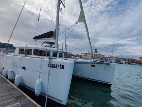 Katamaran Lagoon 400 S2 Yachtcharter in Marina Lefkas