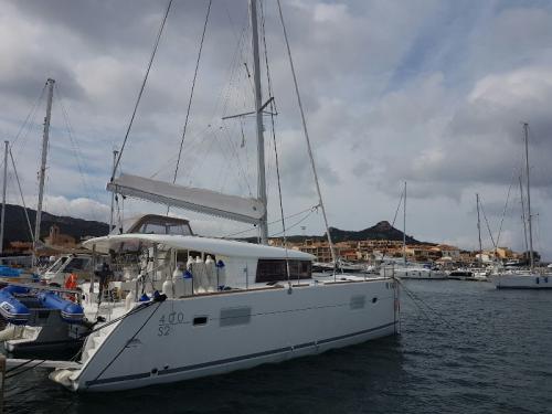 Cat Lagoon 400 S2 for rent in Marina Asfodeli