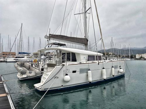 Catamaran Lagoon 400 S2 for rent in Lefkas