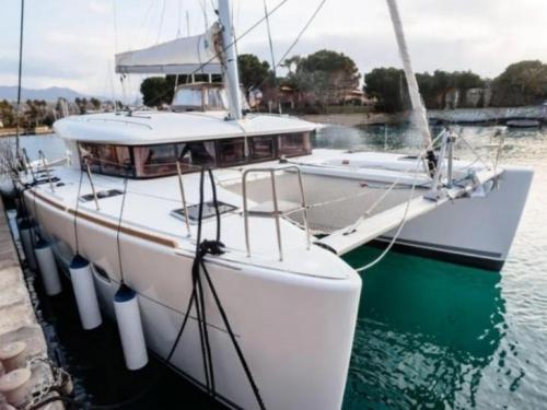 Catamaran Lagoon 400 S2 for rent in Volos