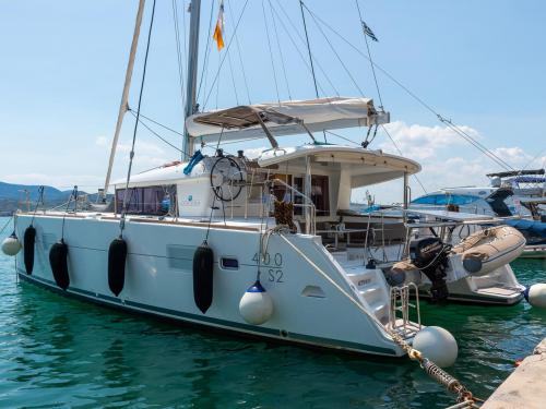 Catamaran Lagoon 400 S2 for rent in Volos