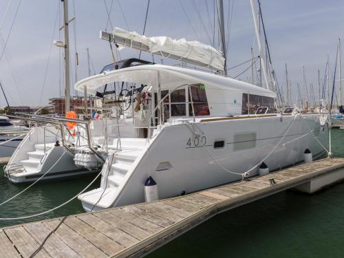 Kat Lagoon 400 S2 chartern in Marina Alimos Kalamaki