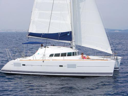Katamaran Lagoon 410 chartern in Ponza Marina