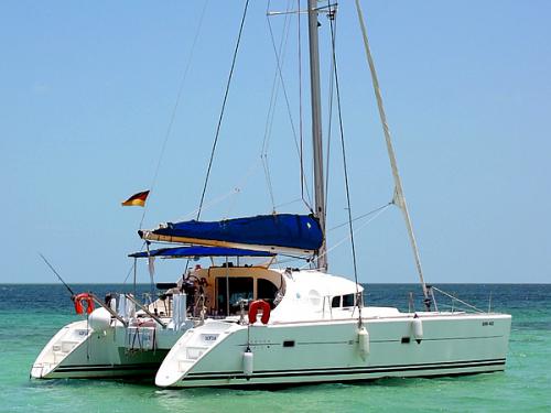 Catamaran Lagoon 410 for rent in Marina Cienfuegos