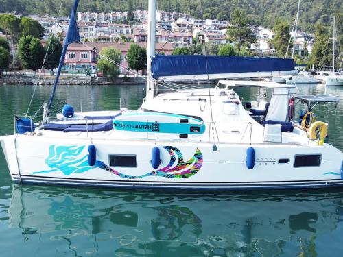 Catamaran Lagoon 410 S2 for rent in Yes Marina
