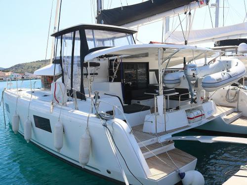 Katamaran Lagoon 42 chartern in Rogoznica