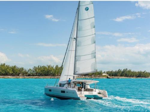 Cat Lagoon 42 for charter in La Paz