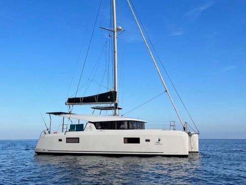 Cat Lagoon 42 for charter in Golfo Aranci