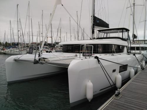 Katamaran Lagoon 42 Yachtcharter in Portsmouth DM