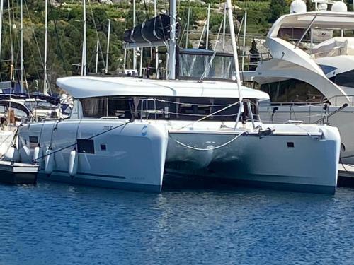 Catamaran Lagoon 42 for charter in Primosten