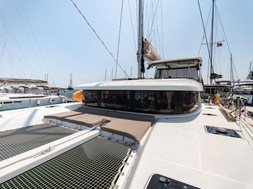 Katamaran Lagoon 42 chartern in Nea Peramos