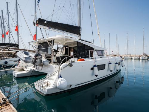 Katamaran Lagoon 42 Yachtcharter in Benitses Marina