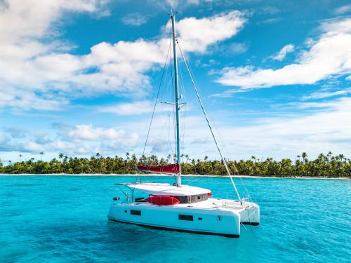 Catamaran Lagoon 42 for hire in Papeete