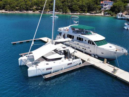 Catamaran Lagoon 42 for rent in Le Marin