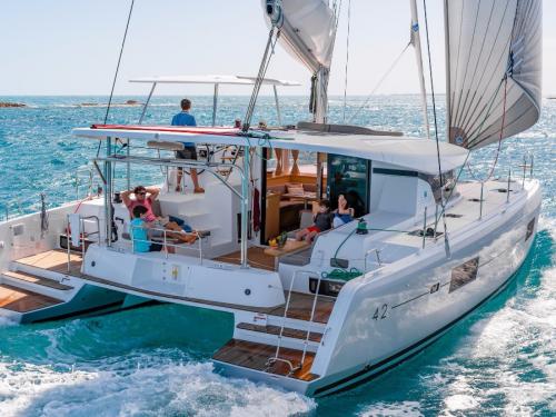 Katamaran Lagoon 42 Yachtcharter in Palm Cay Marina