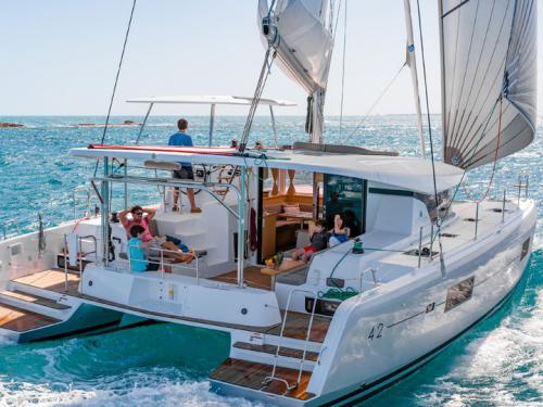 Katamaran Lagoon 42 Yachtcharter in Marina Manuel Reef