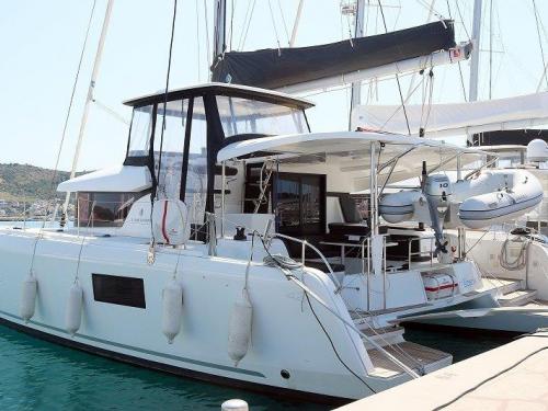 Kat Lagoon 42 chartern in Marina Frapa