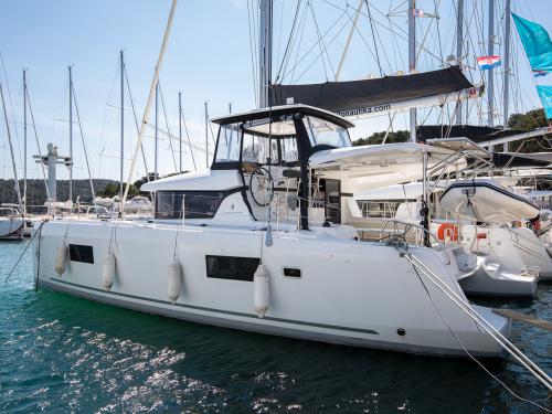 Katamaran Lagoon 42 Yachtcharter in ACI Marina Pomer