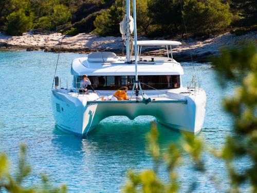 Katamaran Lagoon 42 Yachtcharter in Sibenik
