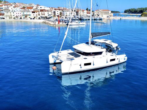 Kat Lagoon 42 chartern in Marina Kastela Kat Lagoon 42 chartern in Marina Kastela