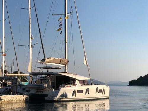 Catamaran Lagoon 42 for charter in Lefkas Marina
