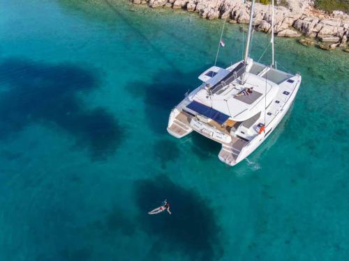 Katamaran Lagoon 42 Yachtcharter in ACI Marina Pomer