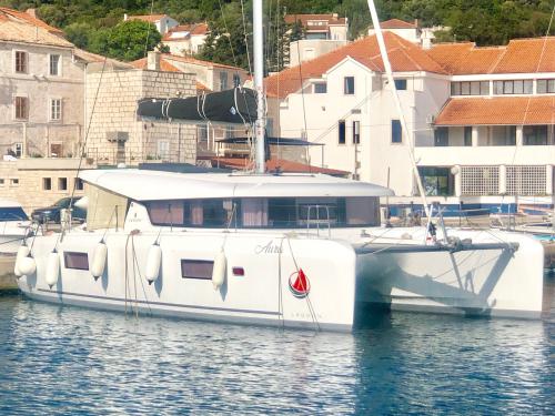 Katamaran Lagoon 42 Yachtcharter in Kastel Gomilica