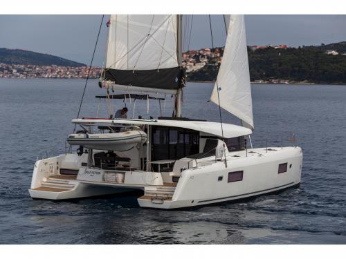 Katamaran Lagoon 42 chartern in Trogir