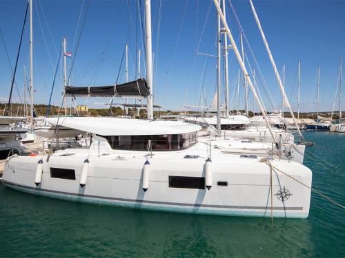Katamaran Lagoon 42 chartern in Pomer