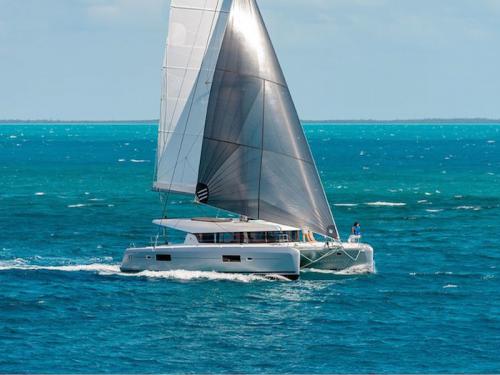 Katamaran Lagoon 42 Yachtcharter in Vibo Marina