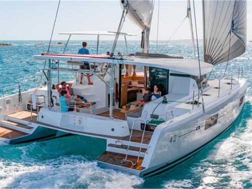 Kat Lagoon 42 chartern in Marina Parikia Port