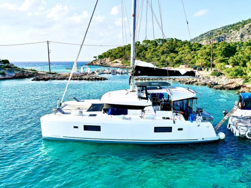 Catamaran Lagoon 42 for rent in Mykonos City