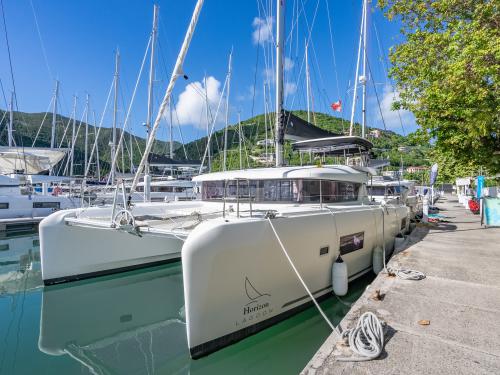 Kat Lagoon 42 Yachtcharter in Nanny Cay Marina
