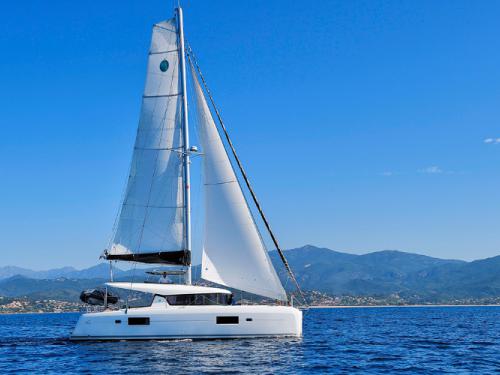 Katamaran Lagoon 42 Yachtcharter in Port d Ajaccio