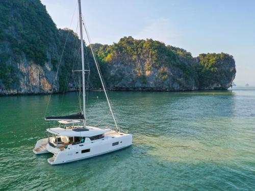 Catamaran Lagoon 42 for hire in Yes Marina