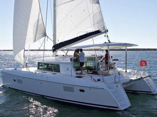 Katamaran Lagoon 420 chartern in Marina Alimos Kalamaki