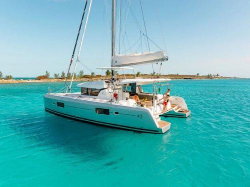 Kat Lagoon 42 Yachtcharter in Joma Marina
