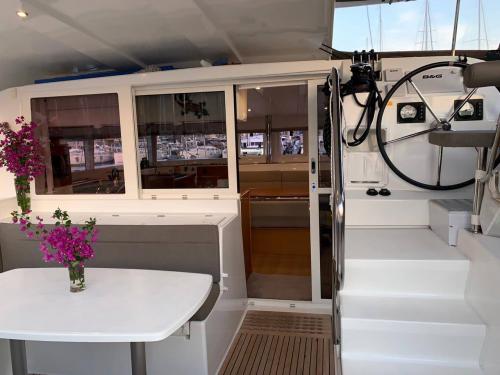 Catamaran Lagoon 421 for charter in Portoferraio