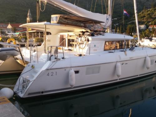 Catamaran Lagoon 421 for charter in Manuel Reef Marina
