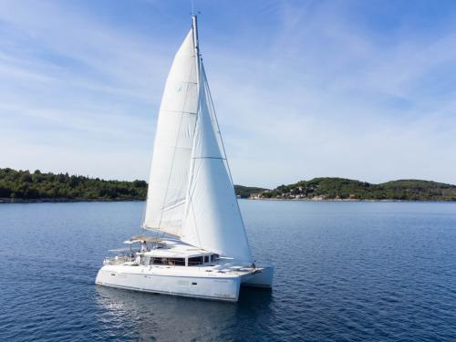 Cat Lagoon 421 for rent in Marina Mandalina