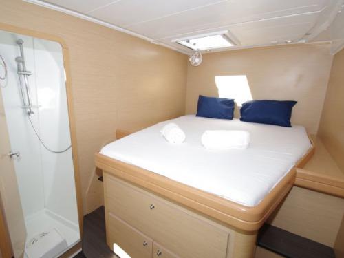 Catamaran Lagoon 421 for charter in Cienfuegos