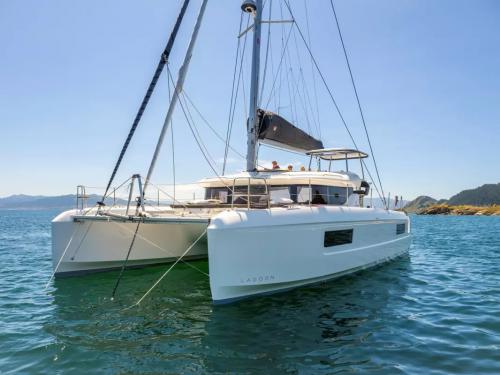 Catamaran Lagoon 43 for hire in Portisco